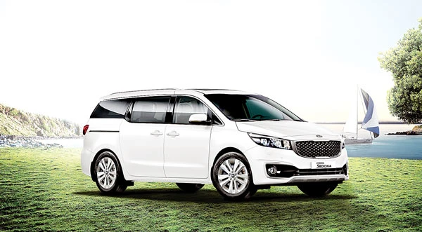 Tháng 11-2015, doanh số Kia Sedona vượt hơn 200 xe