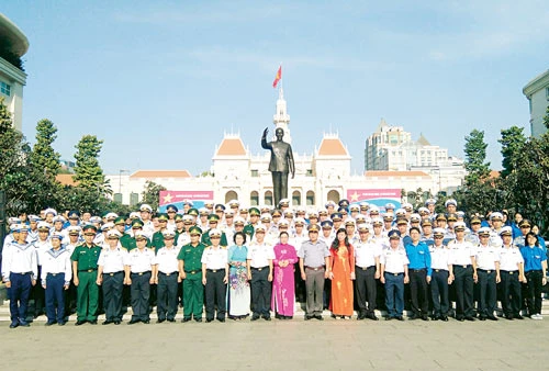 Đoàn cán bộ, chiến sĩ biên giới, biển đảo giao lưu với sinh viên TPHCM