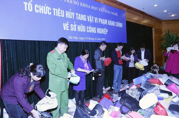 Hà Nội: Tiêu hủy hơn 1.200 sản phẩm thời trang giả hàng hiệu