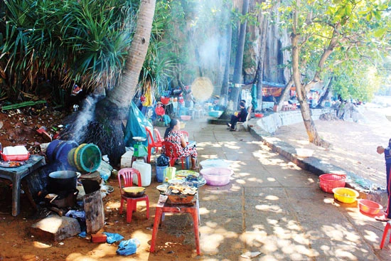 Nhếch nhác danh thắng Hòn Chông