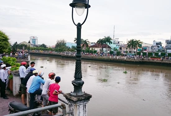 Long An: Nam công nhân rơi xuống sông mất tích khi tháo dỡ cầu đúc Tân An