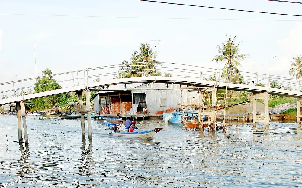 Bên dòng kênh Sậy Níu