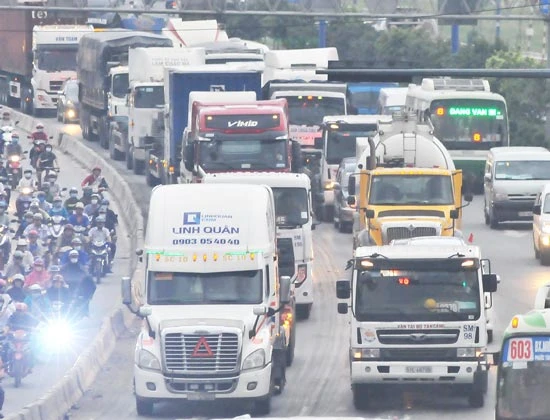 Chi phí vận tải cản đường cạnh tranh hàng Việt: Xe “rỗng”, đường thiếu, người… tà tà