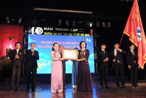 Trường Đại học Văn hóa TPHCM đón nhận Huân chương Lao động hạng Nhất