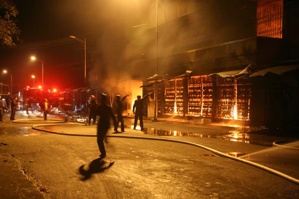 Chợ Phủ Lý cháy trong đêm, thiệt hại nặng về tài sản