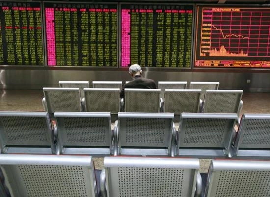 Trung Quốc "ngắt mạch" thị trường chứng khoán vì sụt giảm mạnh