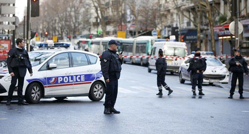 Pháp: Đối tượng tấn công đồn cảnh sát Paris là người gốc Morocco
