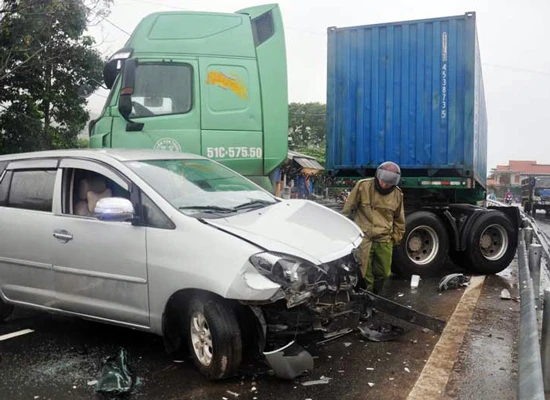 Thừa Thiên – Huế: Container đâm xe du lịch làm 7 người bị thương