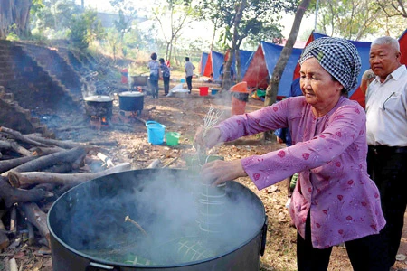 Hội thi “Gói - nấu bánh tét” mừng Xuân Bính Thân