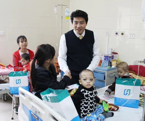 Fubon Life Việt Nam quan tâm bệnh nhi bằng hành động thiết thực