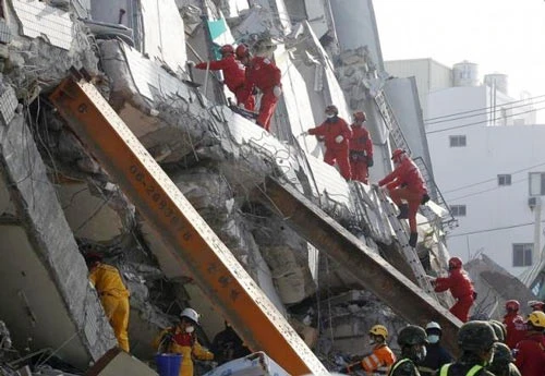 Đài Loan bắt chủ đầu tư tòa nhà bị sụp đổ do động đất