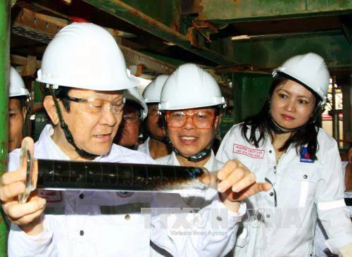 Chủ tịch nước Trương Tấn Sang thăm và chúc Tết cán bộ nhân viên đang làm việc tại giàn khoan dầu khí