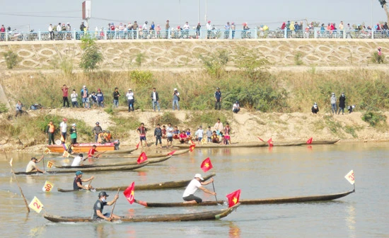 Kon Tum: Đua thuyền độc mộc và cờ tướng mừng xuân Bính Thân