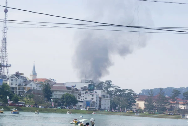 Đà Lạt: Cháy trong khu dân cư, một nhà dân bị thiêu rụi