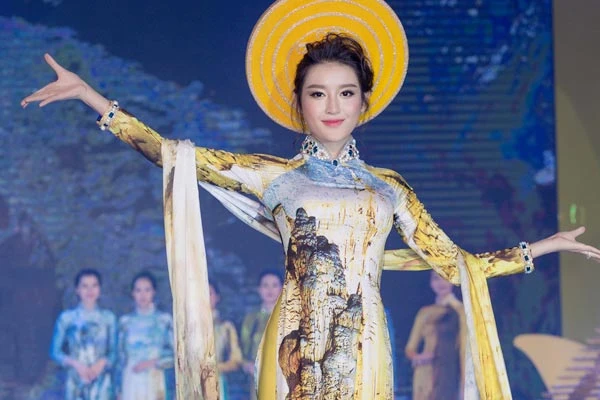 Trình diễn trang phục Việt Nam qua các thời kỳ