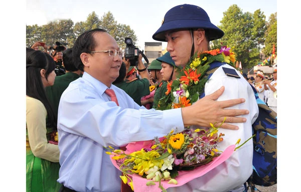 Hơn 2.000 thanh niên viết đơn tình nguyện nhập ngũ