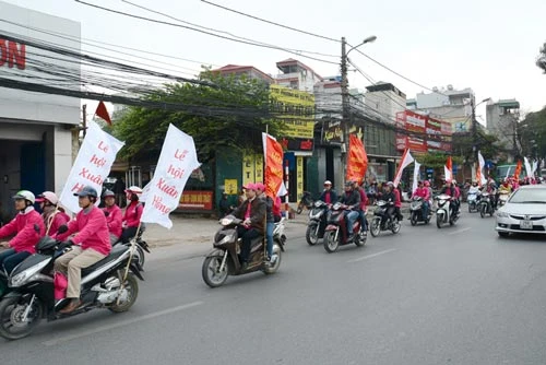 Cán bộ y tế xuống đường trực tiếp vận động hiến máu