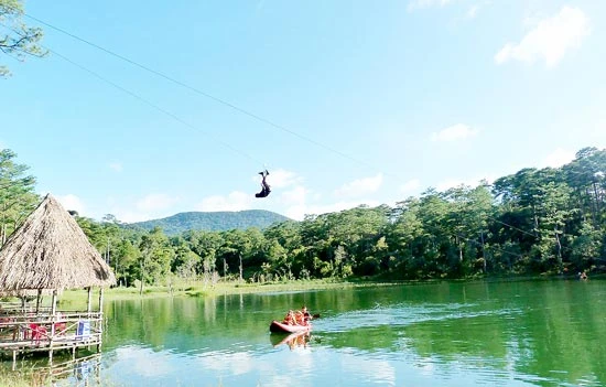 Đà Lạt: Đu dây mạo hiểm tại hồ Tuyền Lâm