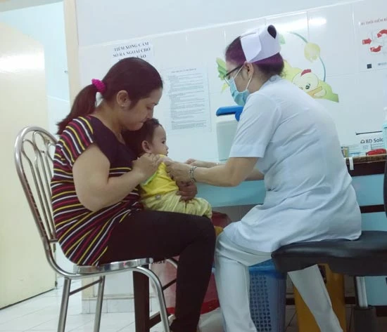 Hơn 200.000 trẻ được uống vaccine bại liệt miễn phí