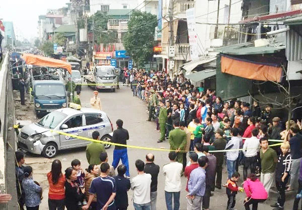 Vụ tai nạn taxi đâm hai bà cháu: Cháu bé khó qua khỏi