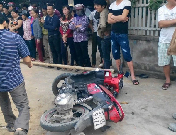 Tông gãy biển quảng cáo, một học sinh tử vong