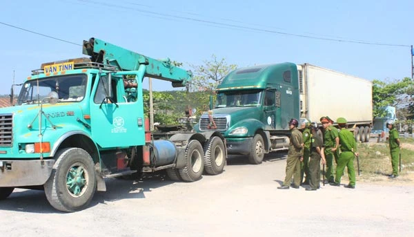 Bình Định: Trạm cân tê liệt do xe nằm chắn lối ra, vào hoạt động trở lại