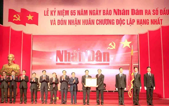 Báo Nhân Dân đón nhận Huân chương Độc lập hạng nhất