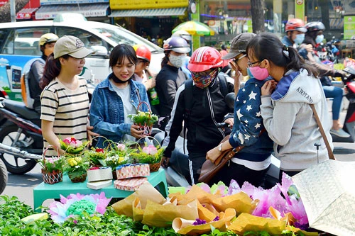 Sinh viên bán hoa dịp 8-3