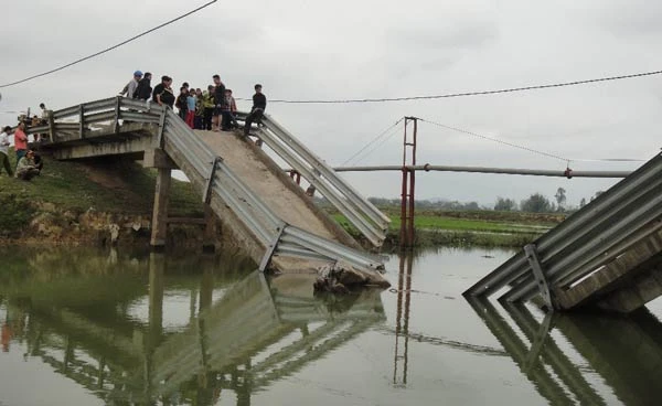 Sà lan chở đầy cát đâm sập cầu dân sinh