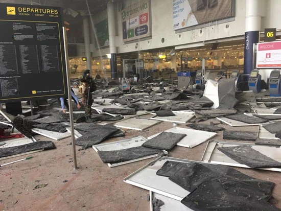 Các nước châu Âu tăng cường an ninh, hoãn chuyến bay sau nhiều vụ đánh bom ở Bỉ