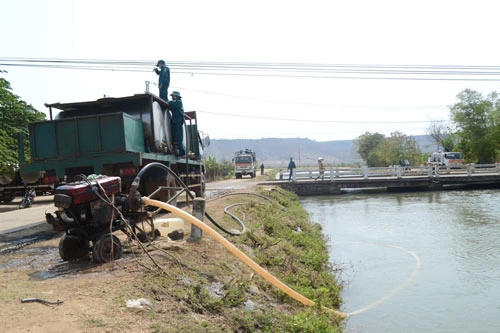 Bộ đội tiếp nước cho người dân vùng “khát”