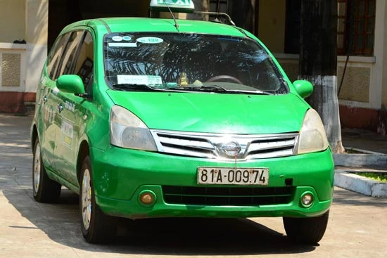 Hơn 20 thanh niên đi taxi xông vào nhà dân đánh người