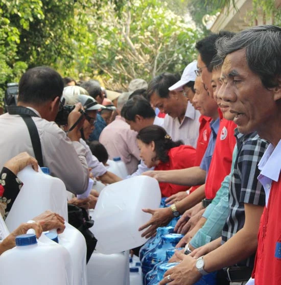 Trung ương Hội CTĐ hỗ trợ nước uống cho 800 hộ dân tại Bến Tre