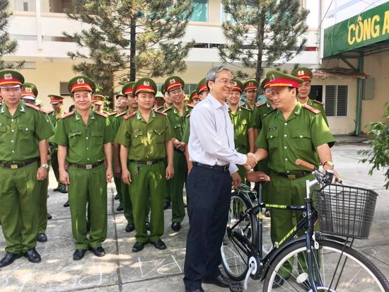 TPHCM: Trao xe đạp cho cảnh sát khu vực đi làm nhiệm vụ