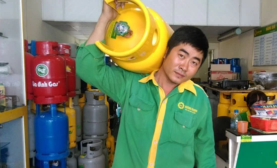 Giá gas tăng 9.500 đồng/ bình 12kg