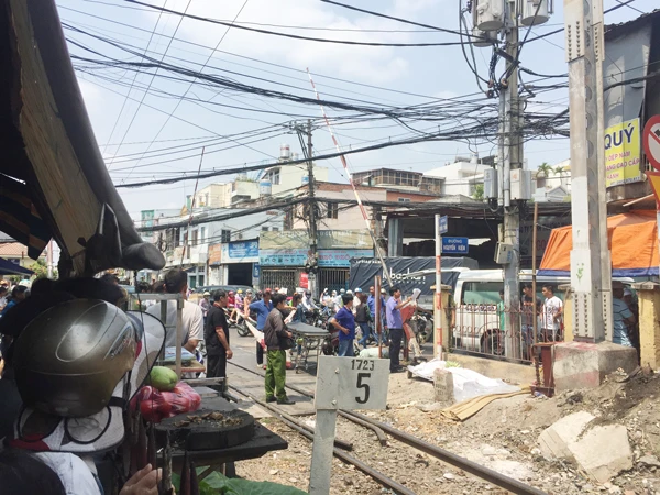 Chui rào qua đường sắt để mua thuốc lá, một người tử vong