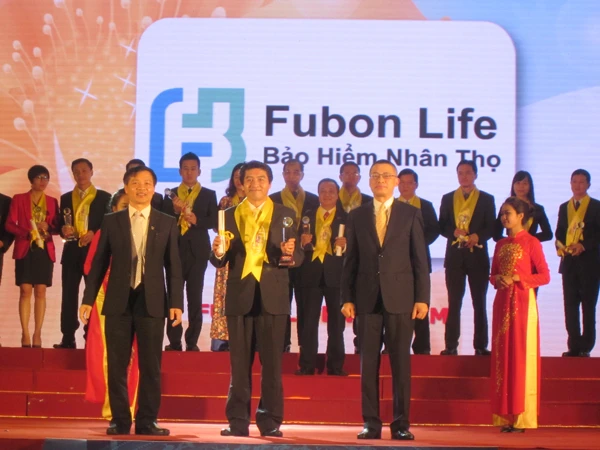 Fubon Life Việt Nam vinh dự nhận Giải Thưởng Rồng Vàng 2015