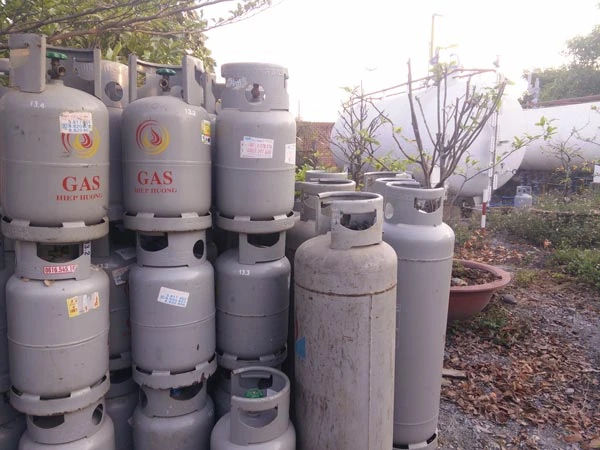 Tạm giữ gần 3.000 bình gas nghi sang chiết lậu