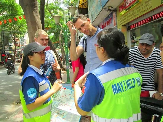 Thanh niên tình nguyện hỗ trợ du khách: Tăng niềm vui, thêm kiến thức