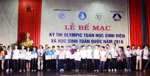 Trao giải Kỳ thi Olympic Toán học sinh viên và học sinh toàn quốc 2016