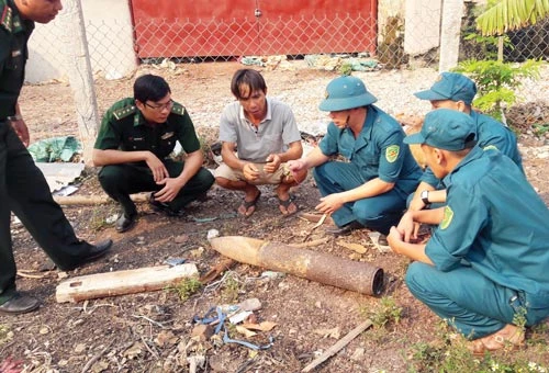 Đầu đạn pháo phát nổ bay vào nhà dân