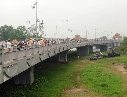 Kinh hoàng xe đầu kéo lao xuống sông Hương