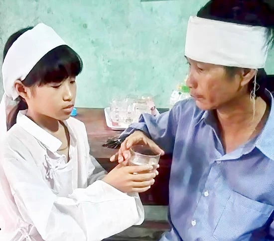 Mẹ chết vì ung thư, cha bị liệt