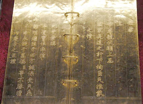 Trưng bày “Bảo vật hoàng cung - Kim ấn và kim sách thời Nguyễn" tại TP Huế