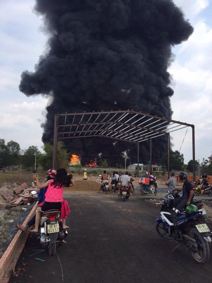 Cháy lớn ở xưởng dép trong khu dân cư