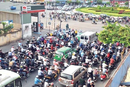 Kẹt xe nghiêm trọng ở vòng xoay Nguyễn Kiệm - Phạm Văn Đồng