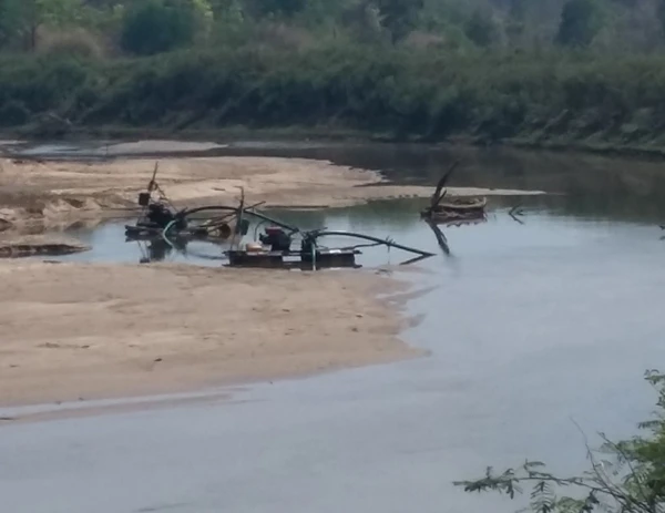 Ngang nhiên khai thác cát “chui”