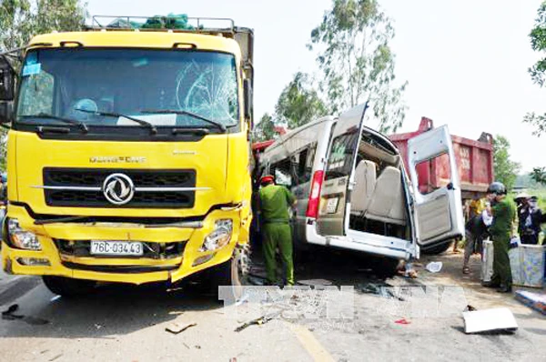 Quảng Ngãi: Tai nạn giao thông, 9 người thương vong