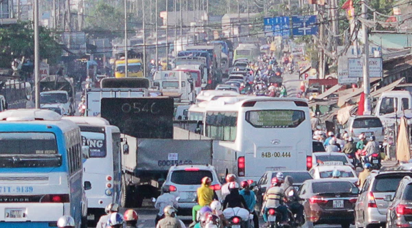 Ùn ứ xe dưới chân cầu vượt Nút Giao Bình Thuận (huyện Bình Chánh)