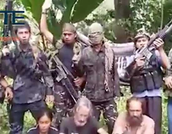 Abu Sayyaf tung video dọa giết 3 con tin